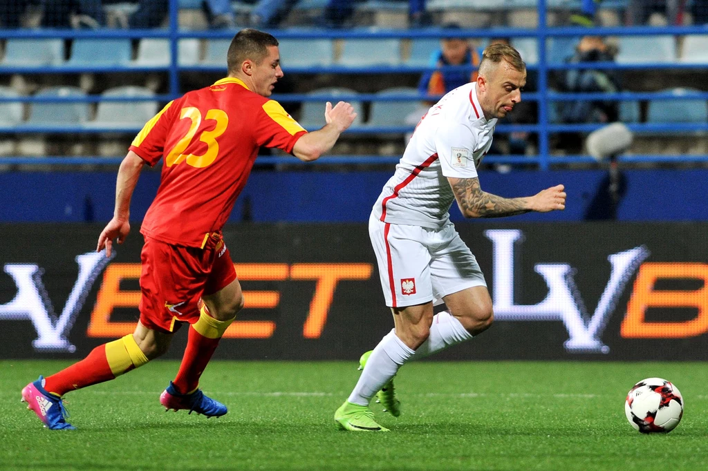 Kamil Grosicki (z prawej) podczas meczu z Czarnogórą Kamil Grosicki (z prawej) podczas meczu z Czarnogórą