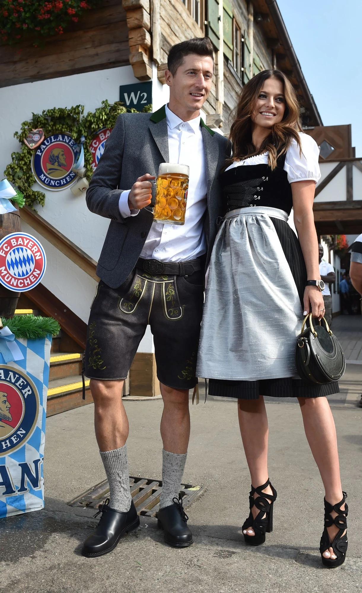 Anna i Robert Lewandowscy oraz inni piłkarze z żonami i partnerkami bawili się z kuflami piwa w ręku, ubrani w tradycyjne bawarskie stroje. Fot. AFP Anna i Robert Lewandowscy oraz inni piłkarze z żonami i partnerkami bawili się z kuflami piwa w ręku, ubrani w tradycyjne bawarskie stroje. Fot. AFP