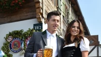 Anna i Robert Lewandowscy oraz inni piłkarze z żonami i partnerkami bawili się z kuflami piwa w ręku, ubrani w tradycyjne bawarskie stroje. Fot. AFP