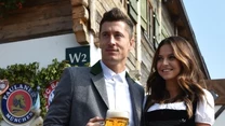 Anna i Robert Lewandowscy oraz inni piłkarze z żonami i partnerkami bawili się z kuflami piwa w ręku, ubrani w tradycyjne bawarskie stroje. Fot. AFP