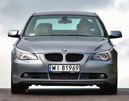Następca: BMW E60. Silniki V8 były aż trzy: 540i/306 KM, 545i/333 KM, 550i/367 KM. Producent zaoferował także V10 (M5/507 KM).