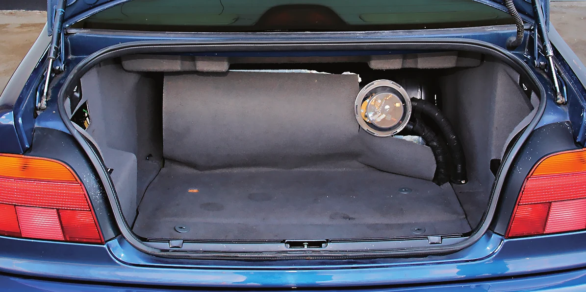 W BMW E39 wnęka na koło zapasowe jest na tyle duża, że bez problemu mieści spory zbiornik na gaz. Użytkownik tego egzemplarza zdecydował się jednak na tradycyjne rozwiązanie.