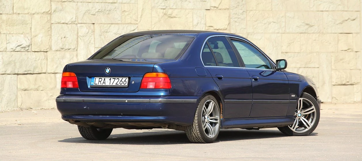 Sedan z „manualem” przyspiesza do 100 km/h o 0,1 sekundy szybciej niż kombi z tym samym silnikiem (było produkowane od marca 1997 r.).