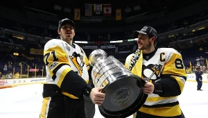 Jewgienij Małkin i Sidney Crosby z trofeum za triumf w NHL