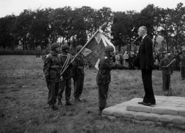Wręczenie sztandaru 1. Samodzielnej Brygadzie Spadochronowej. Od prawej: prezydent RP Władysław Raczkiewicz, gen. Stanisław Sosabowski Wręczenie sztandaru 1. Samodzielnej Brygadzie Spadochronowej. Od prawej: prezydent RP Władysław Raczkiewicz, gen. Stanisław Sosabowski