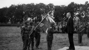 Wręczenie sztandaru 1. Samodzielnej Brygadzie Spadochronowej. Od prawej: prezydent RP Władysław Raczkiewicz, gen. Stanisław Sosabowski