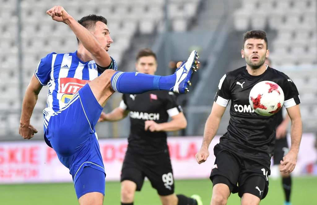 Zawodnik Cracovii Javier Hernandez (P) oraz Bartłomiej Sielewski (L) z Wisły Płock Zawodnik Cracovii Javier Hernandez (P) oraz Bartłomiej Sielewski (L) z Wisły Płock