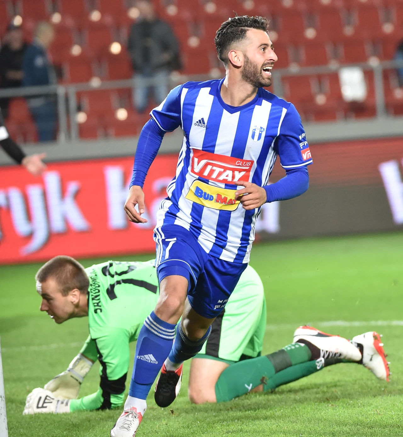 Zawodnik Wisły Płock Cesar Nicolas Varela Batista (P) cieszy się z bramki Zawodnik Wisły Płock Cesar Nicolas Varela Batista (P) cieszy się z bramki