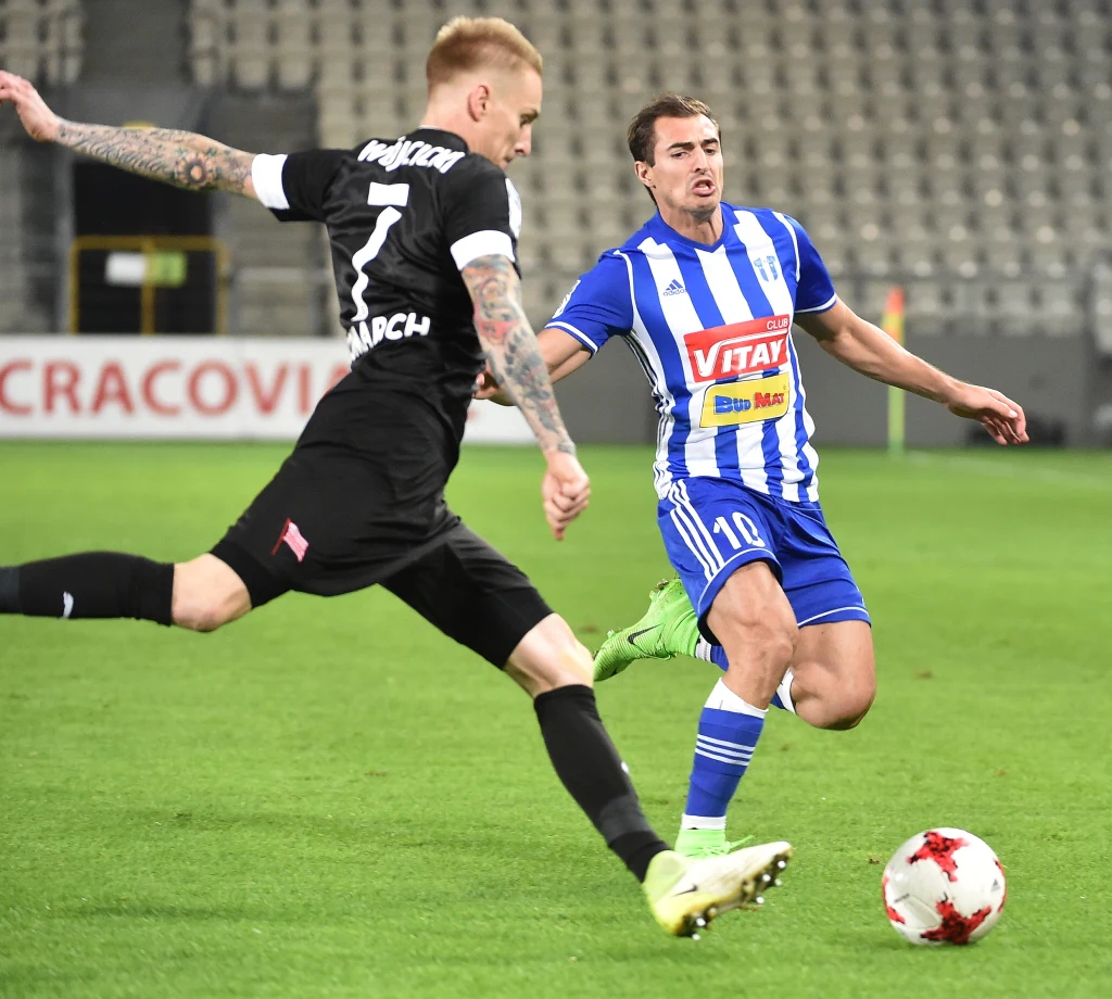 Zawodnik Cracovii Jakub Wójcicki (L) oraz Giorgi Merebashvili (P) z Wisły Płock Zawodnik Cracovii Jakub Wójcicki (L) oraz Giorgi Merebashvili (P) z Wisły Płock