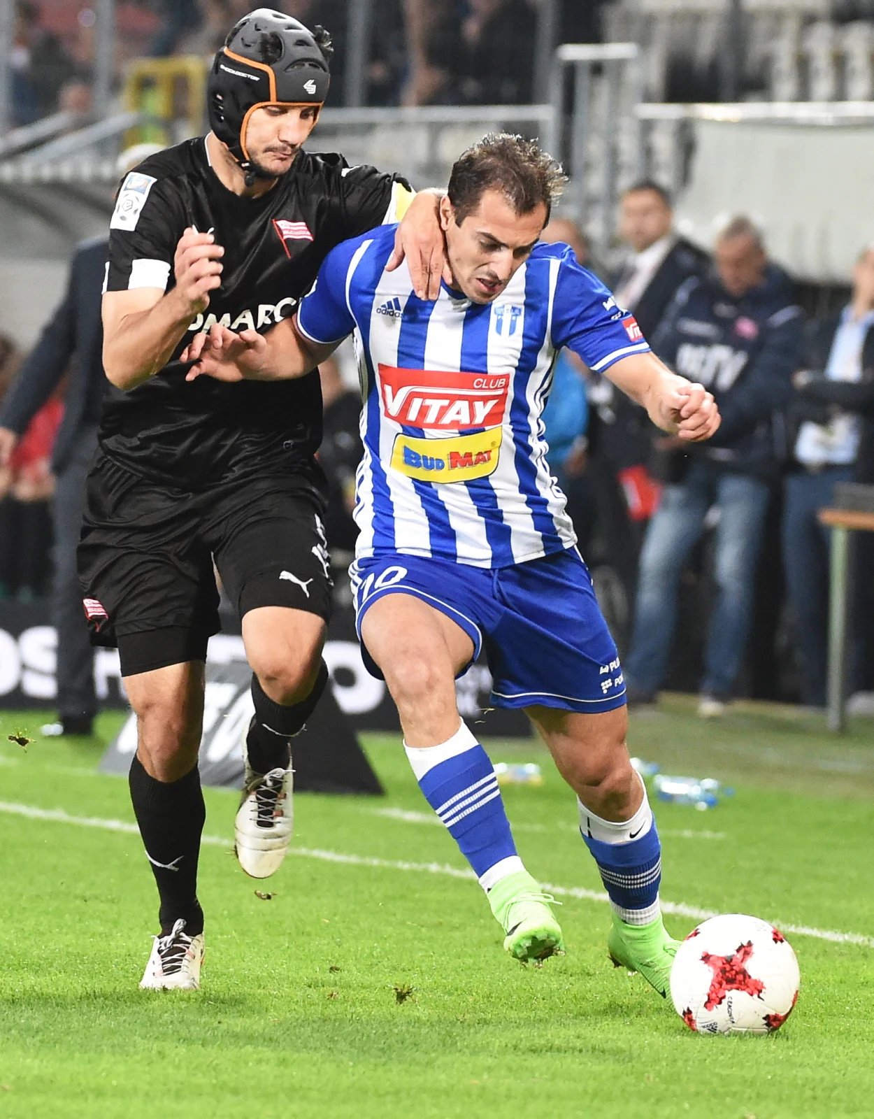 Zawodnik Cracovii Miroslav Ćovilo (L) oraz Giorgi Merebashvili (P) z Wisły Płock Zawodnik Cracovii Miroslav Ćovilo (L) oraz Giorgi Merebashvili (P) z Wisły Płock