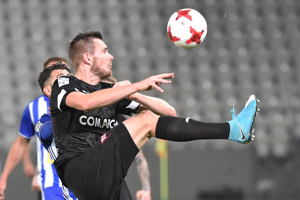 Zawodnik Cracovii Adam Deja (przód) oraz Cesar Nicolas Varela Batista (tył) z Wisły Płock Zawodnik Cracovii Adam Deja (przód) oraz Cesar Nicolas Varela Batista (tył) z Wisły Płock