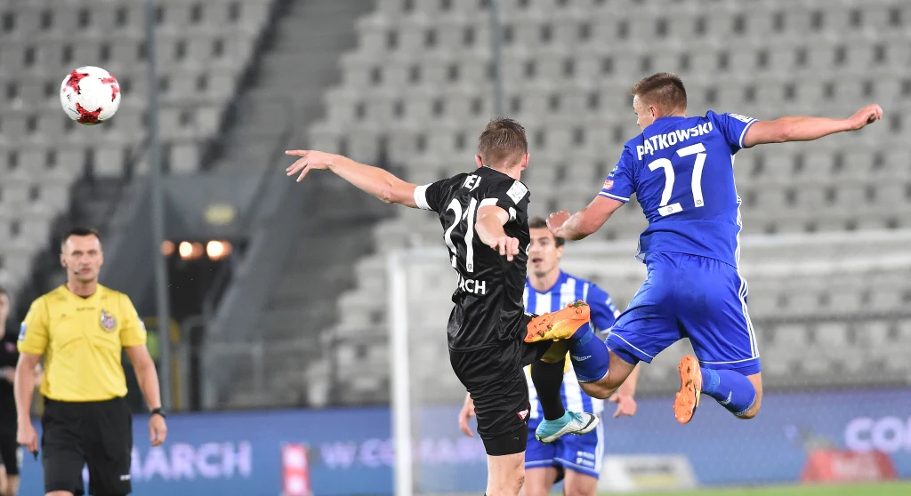 Zawodnik Cracovii Adam Deja (C) oraz Mateusz Piątkowski (P) z Wisły Płock Zawodnik Cracovii Adam Deja (C) oraz Mateusz Piątkowski (P) z Wisły Płock