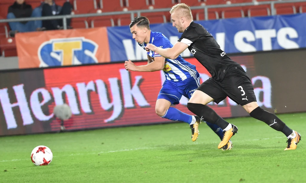 Zawodnik Cracovii Michal Siplak (P) oraz Konrad Michalak (L) z Wisły Płock Zawodnik Cracovii Michal Siplak (P) oraz Konrad Michalak (L) z Wisły Płock