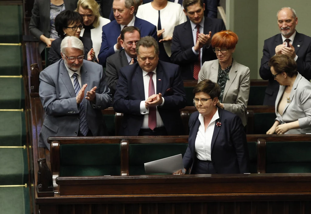 Premier Beata Szydło oklaskiwana przez swój gabinet Premier Beata Szydło oklaskiwana przez swój gabinet