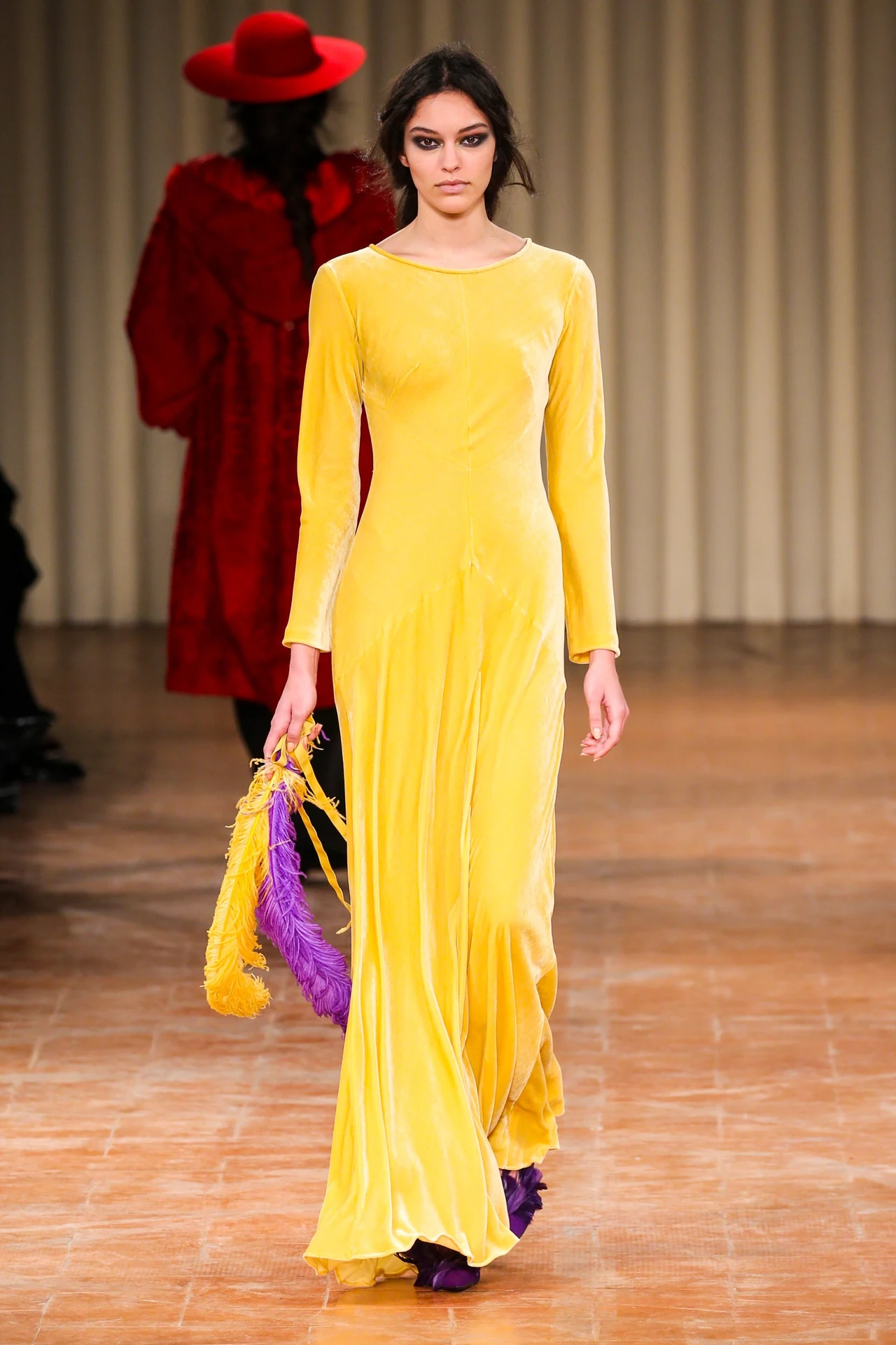 Welurowy hit? Typujemy wieczorową suknię domu mody Alberta Ferretti w zaskakującym słonecznym kolorze. Welurowy hit? Typujemy wieczorową suknię domu mody Alberta Ferretti w zaskakującym słonecznym kolorze.