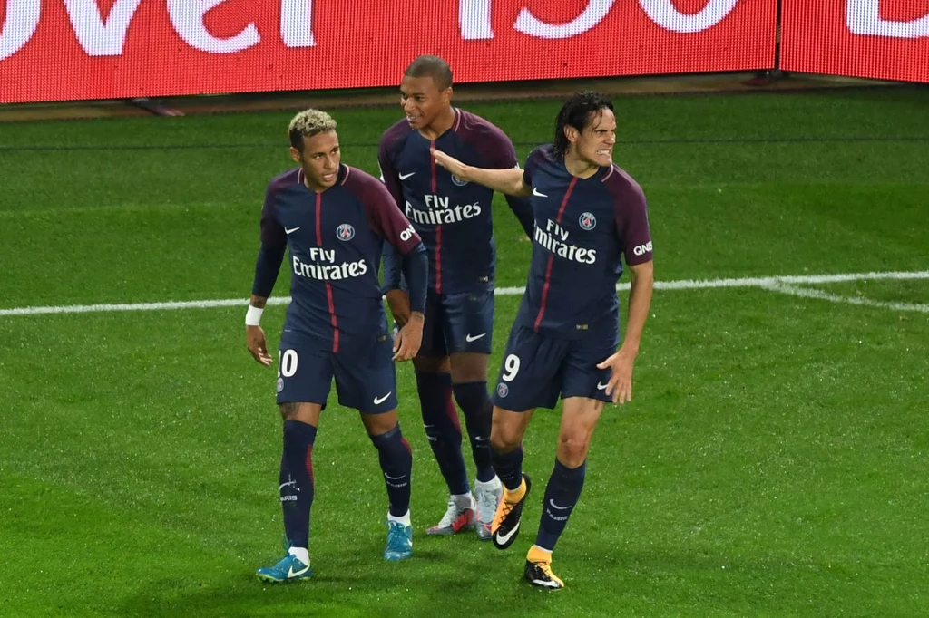 Pojawienie się Neymara (L) w PSG miało nie zostać przychylnie odebrane przez niektórych zawodników Pojawienie się Neymara (L) w PSG miało nie zostać przychylnie odebrane przez niektórych zawodników