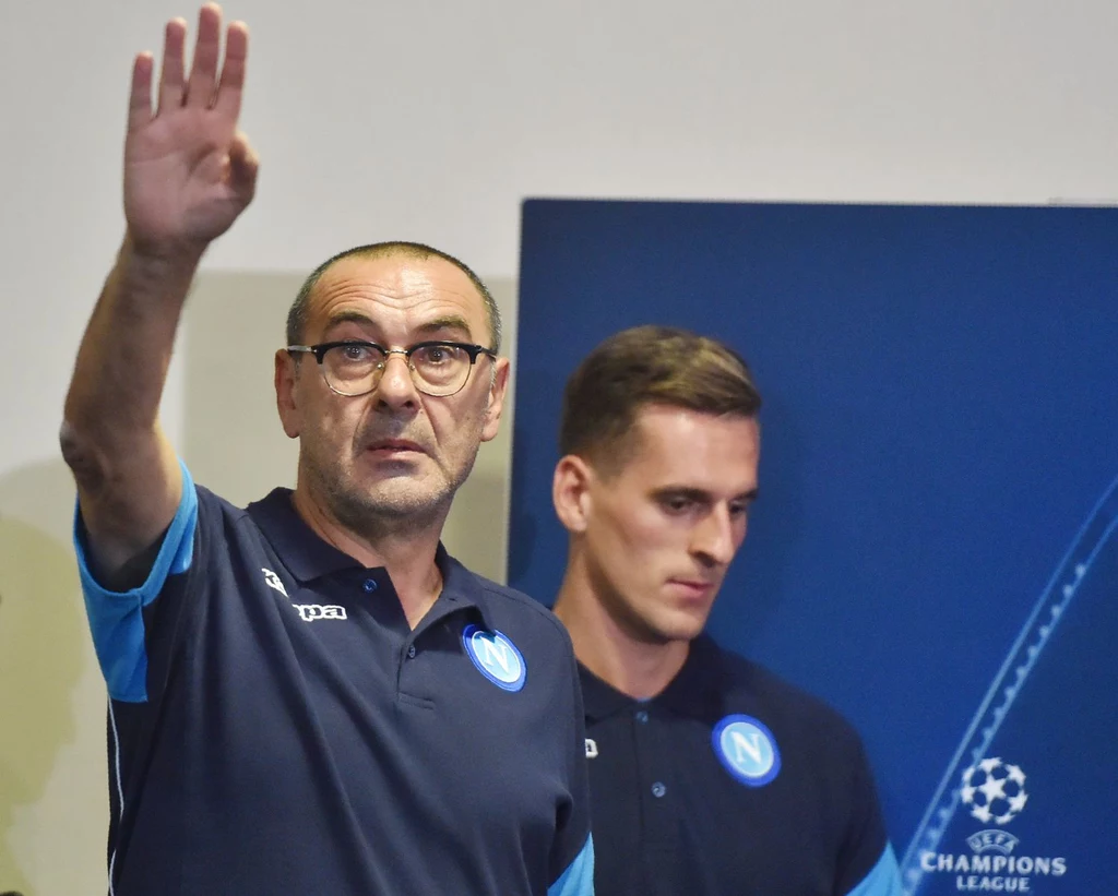 Trener SSC Napoli - Maurizio Sarri. W tle - Arkadiusz Milik Trener SSC Napoli - Maurizio Sarri. W tle - Arkadiusz Milik