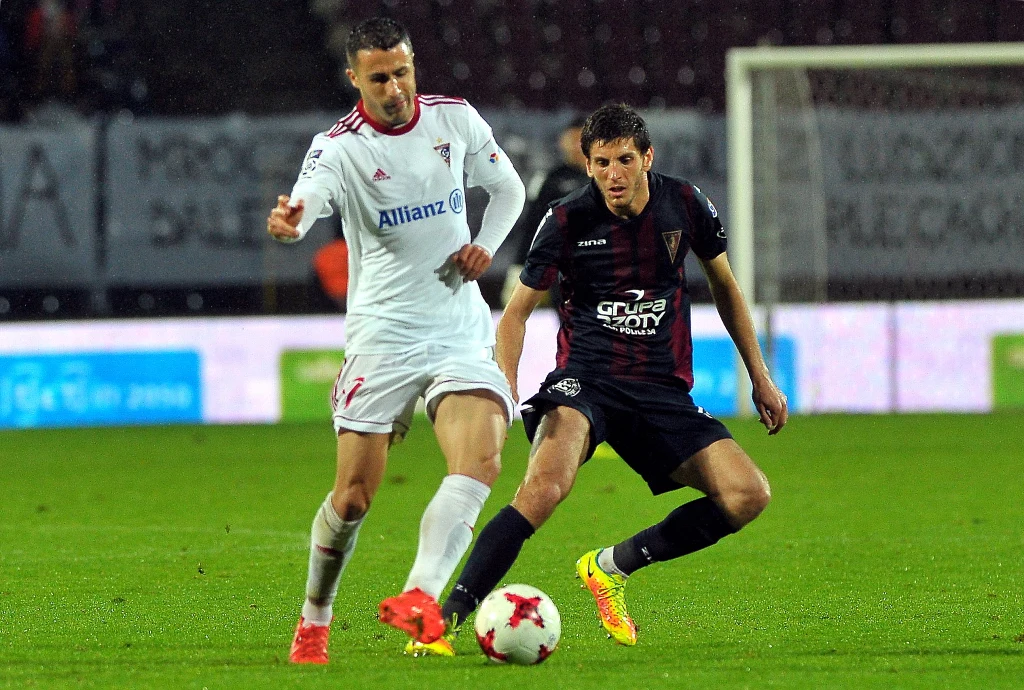 Igor Angulo (biały strój) Igor Angulo (biały strój)