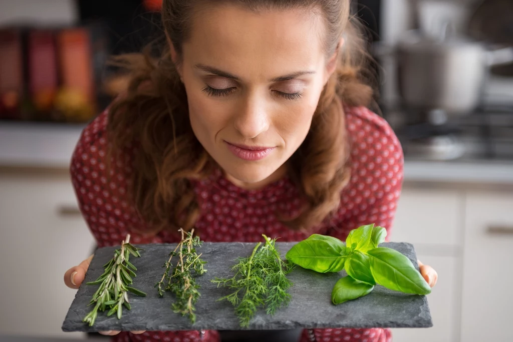 Jeśli lubisz dodawać do potraw świeże zioła to koniecznie stwórz w swojej kuchni domowy zielnik