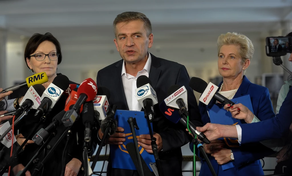 Posłowie PO Ewa Kopacz (L), Bartosz Arłukowicz (C) i Beata Małecka-Libera (P) podczas konferencji prasowej pt. "Rząd robi zamach na in vitro finansowane przez samorządy" Posłowie PO Ewa Kopacz (L), Bartosz Arłukowicz (C) i Beata Małecka-Libera (P) podczas konferencji prasowej pt. "Rząd robi zamach na in vitro finansowane przez samorządy"