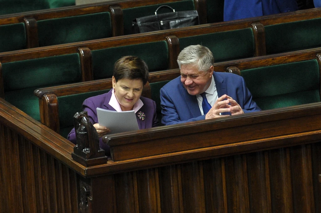 Premier Beata Szydło i minister rolnictwa i rozwoju wsi Krzysztof Jurgiel na sali sejmowej Premier Beata Szydło i minister rolnictwa i rozwoju wsi Krzysztof Jurgiel na sali sejmowej