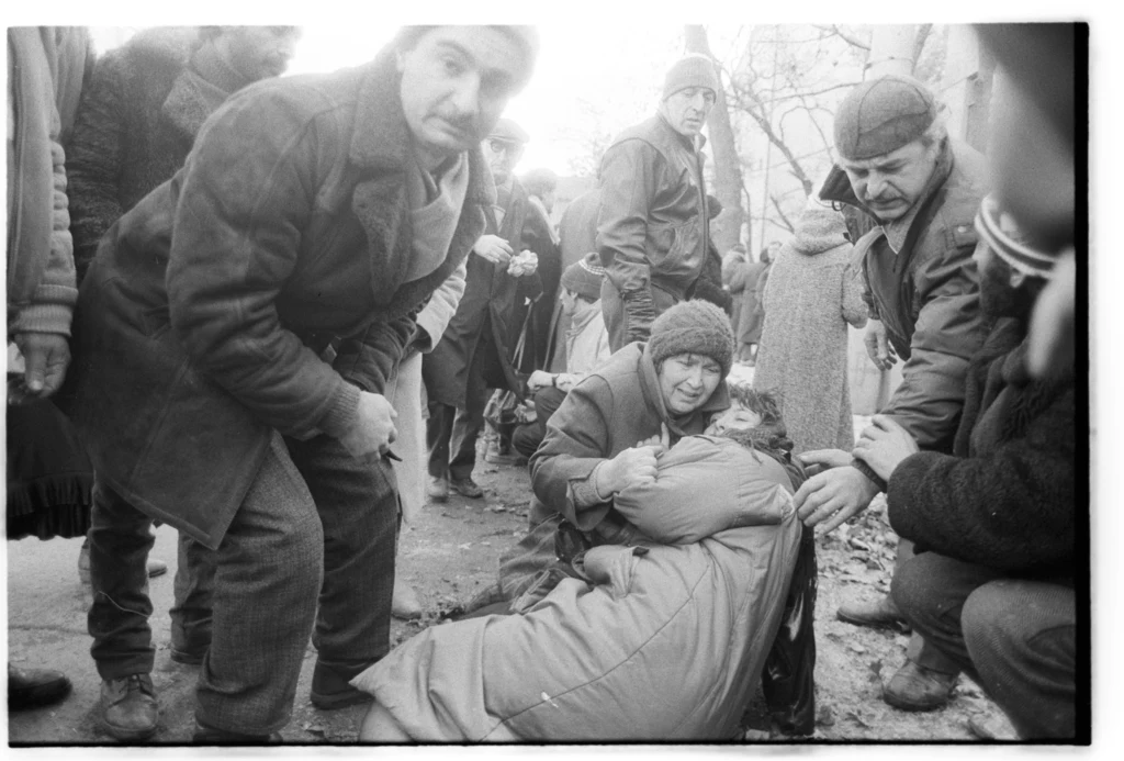 Gruzja, Tbilisi, 7.01.1992. Prezydent Zwiad Gamsachurdia, nacjonalista, oskarżany przez opozycję antyprezydencką o zapędy autorytarne, zostaje obalony