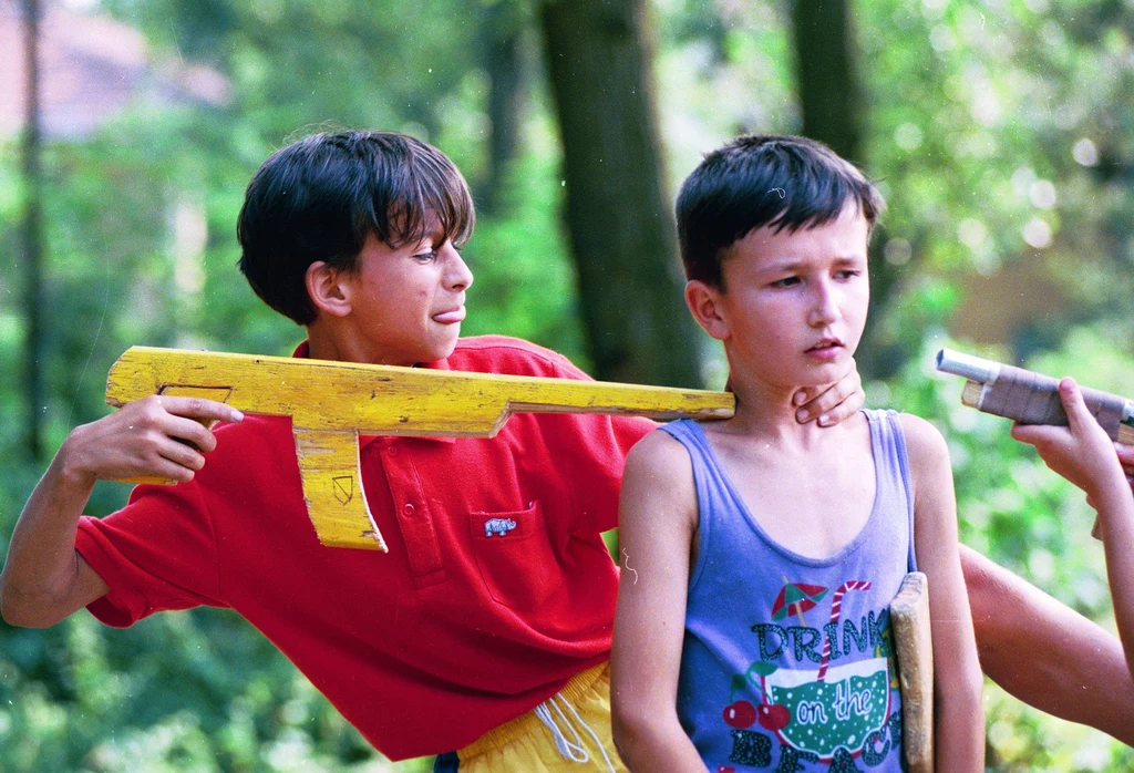 Bośnia, Tuzla, 25.07.1995. Dzieci bawią się w wojnę