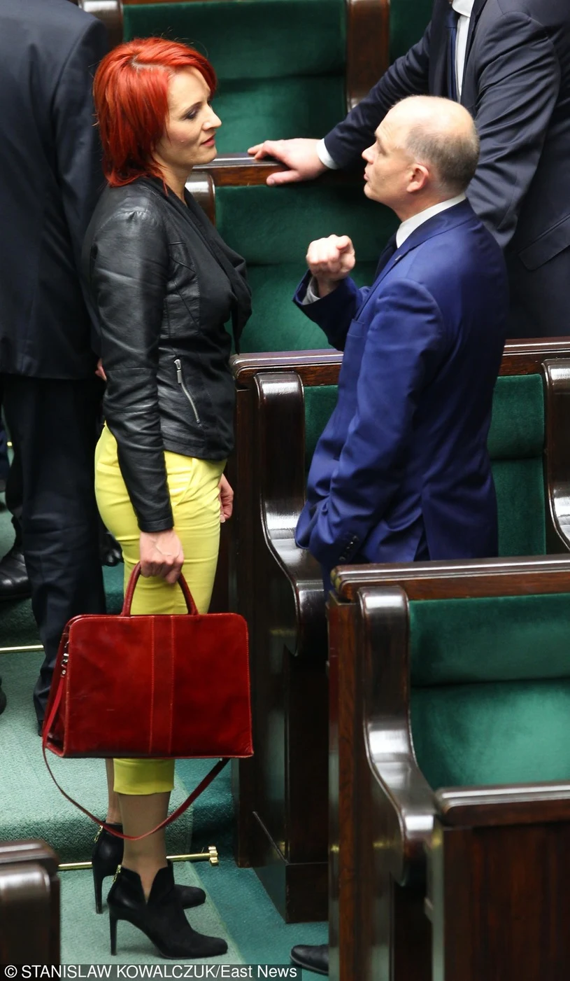 Bernadeta Krynicka w żółtych spodniach