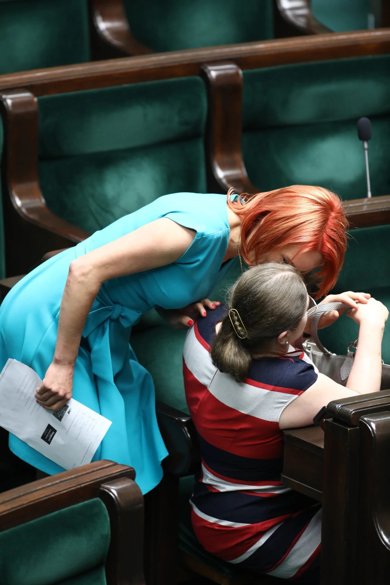 Bernadeta Krynicka w niebieskiej sukience