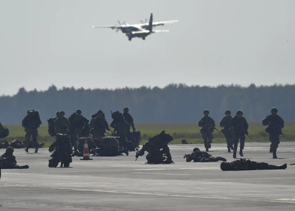 C-295 Casa odchodzi z Szyman po wysadzeniu żołnierzy 