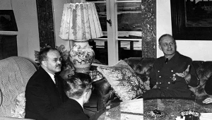 Komisarz ludowy Wiaczesław Mołotow (drugi z lewej) w czasie rozmowy z ministrem spraw zagranicznych Rzeszy Joachimem von Ribbentropem (z prawej)