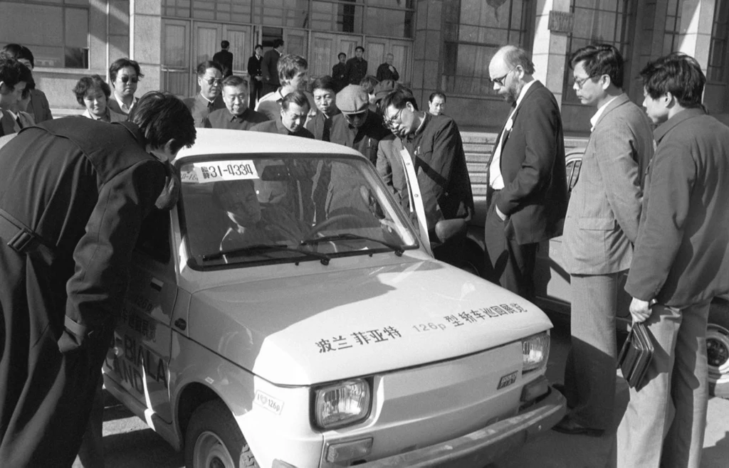 Wystawa osiągnięć polskiego przemysłu w Centrum Wystawienniczym w Pekinie. Zaciekawieni Chińczycy i Fiat 126p.