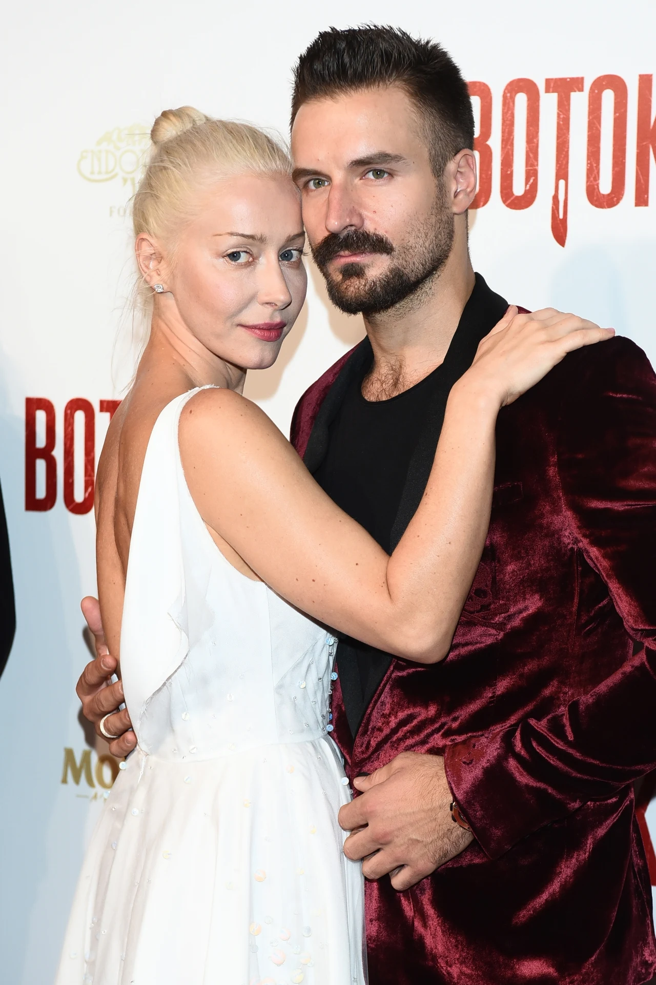 Na uroczystej premierze nowego filmu Patryka Vegi zjawiła się plejada gwiazd, m.in. odtwórczyni jednej z głównych ról Katarzyna Warnke, która zaskoczyła dość osobliwą stylizacją. Nie chodzi jednak o zbyt odważny dekolt (choć ów był w istocie dość śmiały) czy długość sukni, ale o jej fason, który w połączeniu z kolorem czystej bieli natychmiast przywodzi na myśl kreacje panien młodych.