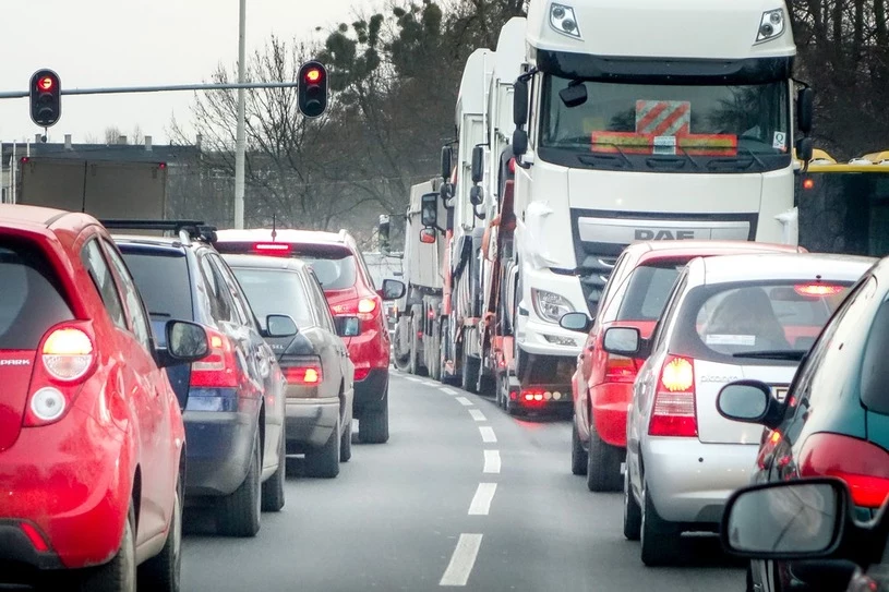 Polacy nie chcą samochodów w centrach miast? To kto nimi jeździ?