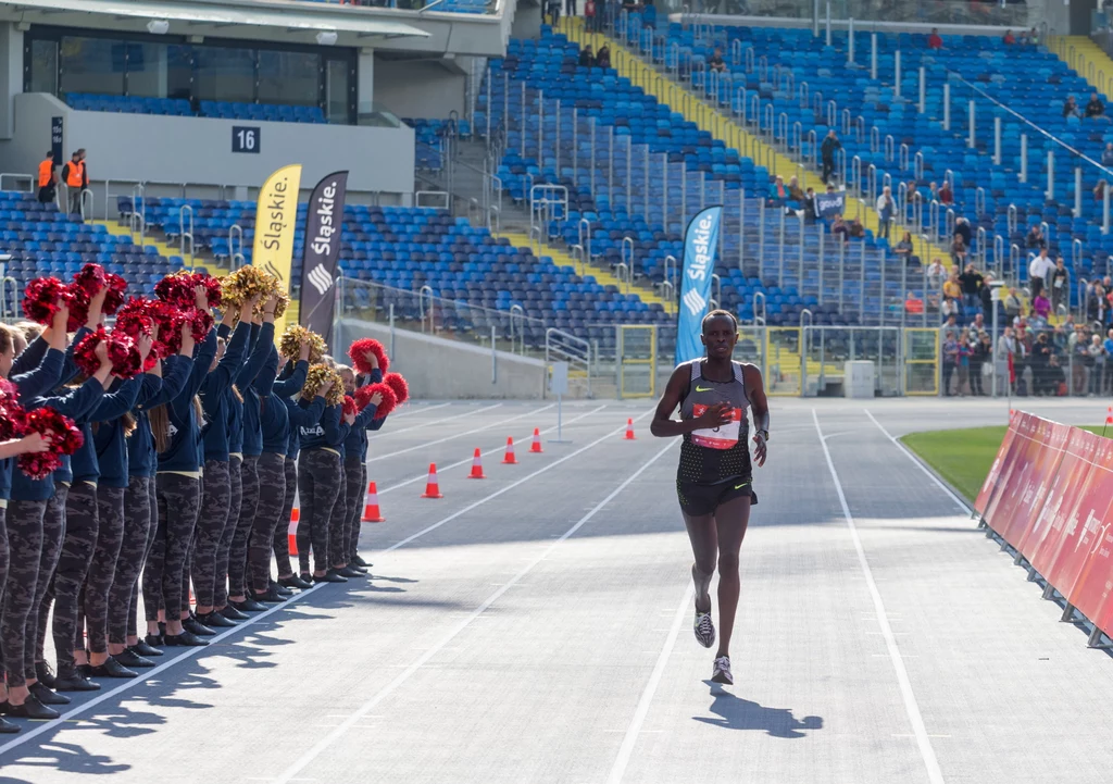 Pierwszą imprezą zorganizowaną na nowym Stadionie Śląskim, był finisz 9. PKO Silesia Marathonu, w którym wystartowało około 2 tysięcy biegaczy. Pierwszą imprezą zorganizowaną na nowym Stadionie Śląskim, był finisz 9. PKO Silesia Marathonu, w którym wystartowało około 2 tysięcy biegaczy.