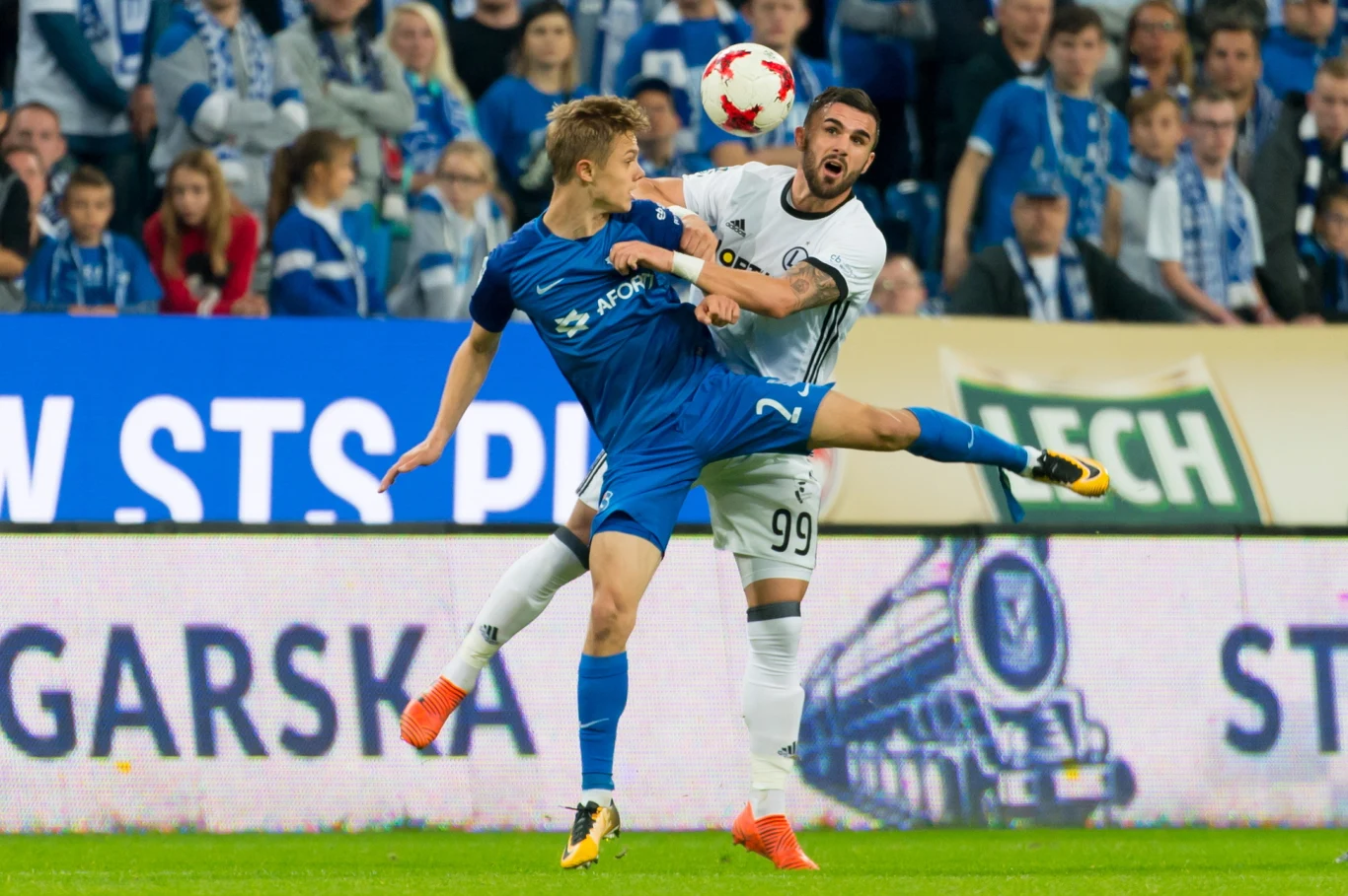 Zawodnik Lecha Poznań Robert Gumny (L) i Armando Sadiku (P) z Legii Warszawa