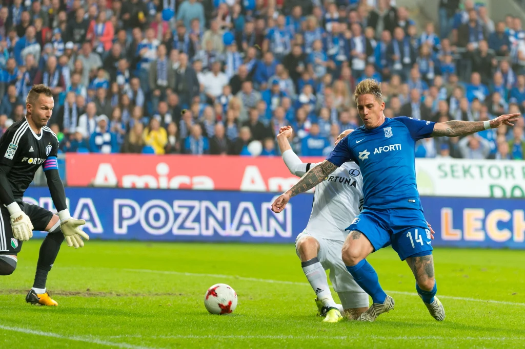 Bramkarz Legii Warszawa Arkadiusz Malarz (L) i obrońca Michał Pazdan (2-P) oraz Nicki Bille Nielsen z Lecha