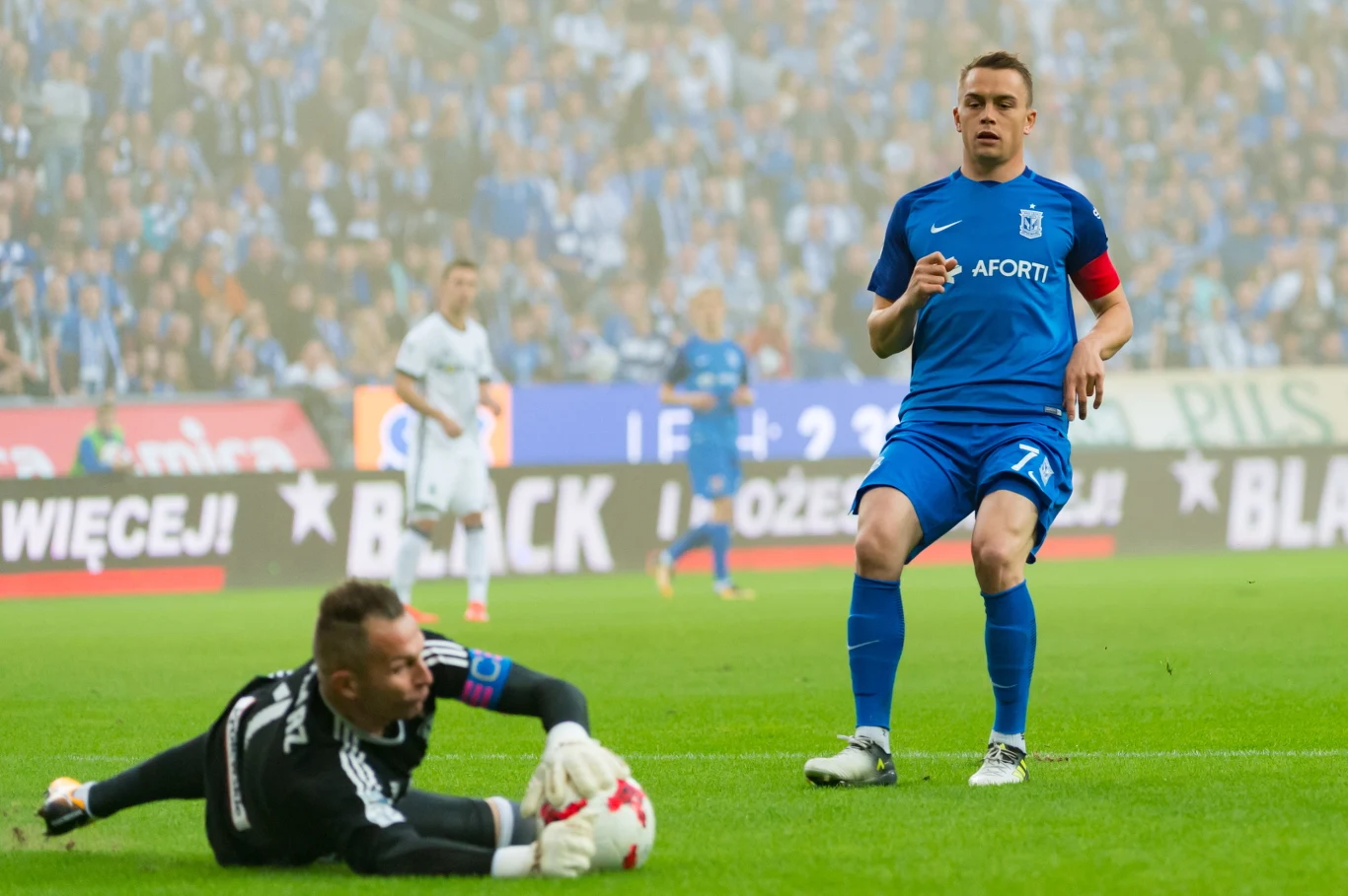 Zawodnik Lecha Poznań Maciej Gajos (P) i bramkarz Legii Warszawa Arkadiusz Malarz 