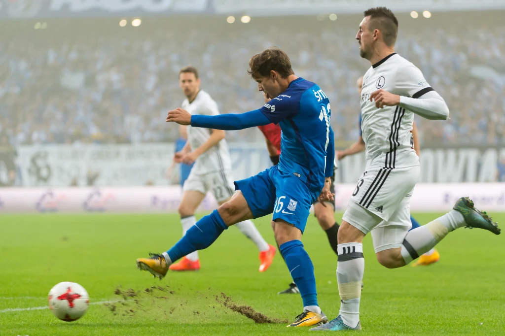 Zawodnik Lecha Poznań Mario Situm (C) i Michał Kucharczyk (P) z Legii Warszawa