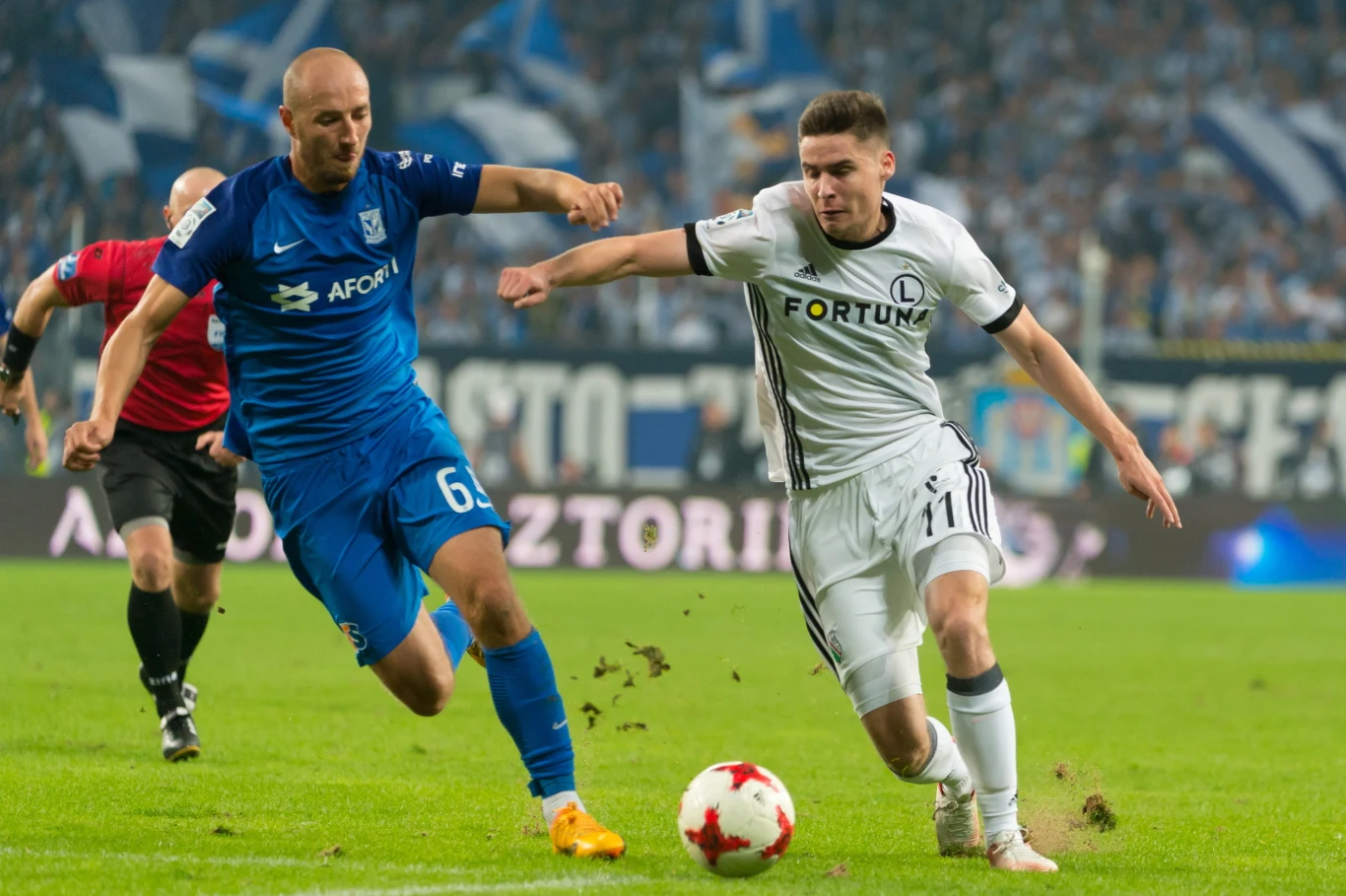 Zawodnik Lecha Poznań Łukasz Trałka (L) i Jarosław Niezgoda (P) z Legii 