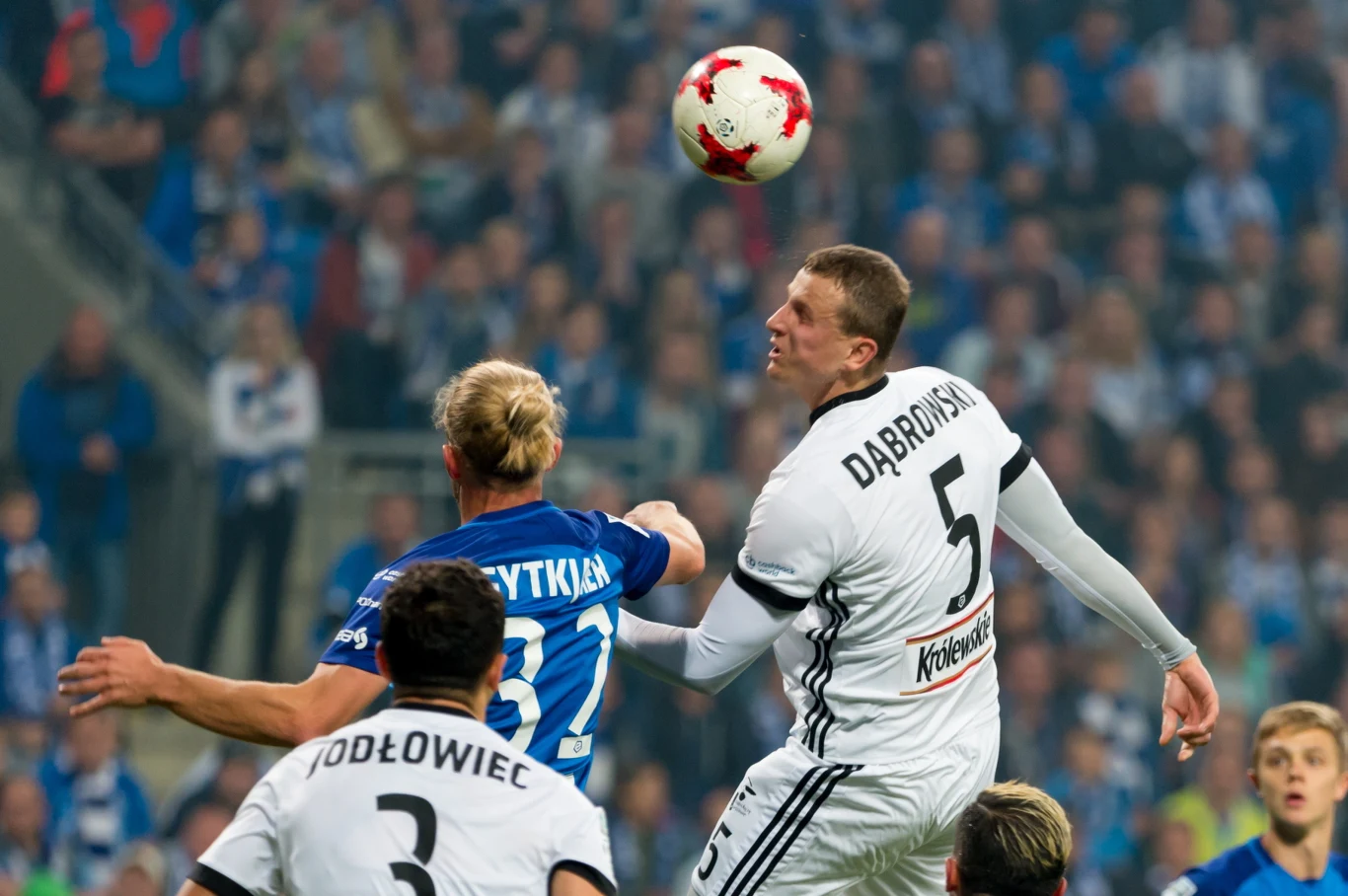 Zawodnik Lecha Poznań Christian Gytkjaer (C-L) i Maciej Dąbrowski (C-P) z Legii Warszawa