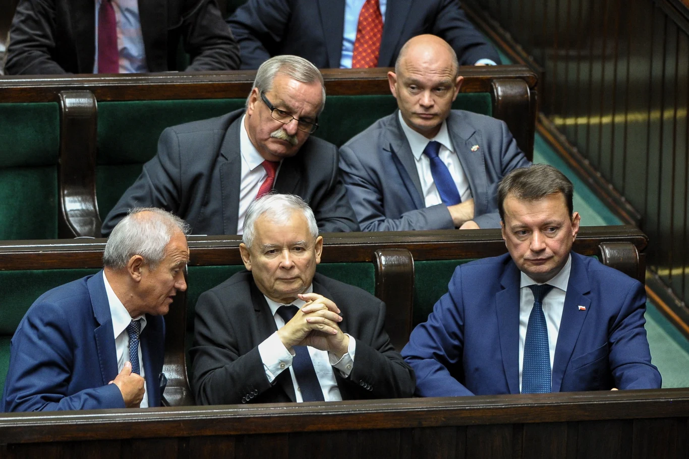 Prezes PiS Jarosław Kaczyński (C), minister spraw wewnętrznych i administracji Mariusz Błaszczak (P) i minister energii Krzysztof Tchórzewski (L) na sali sejmowej Prezes PiS Jarosław Kaczyński (C), minister spraw wewnętrznych i administracji Mariusz Błaszczak (P) i minister energii Krzysztof Tchórzewski (L) na sali sejmowej