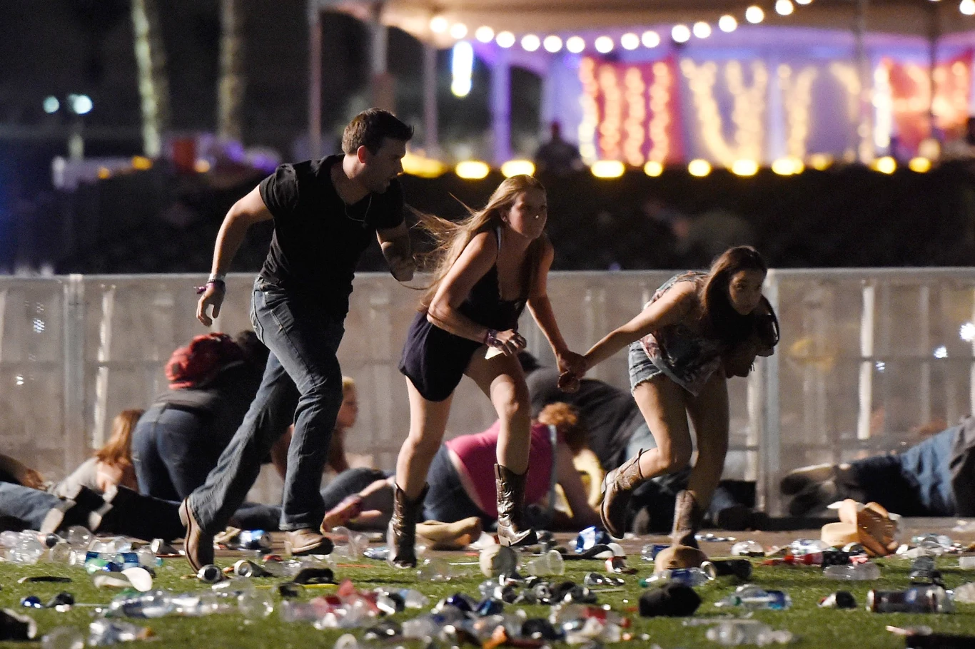 Uciekający ludzie podczas strzelaniny w las Vegas Uciekający ludzie podczas strzelaniny w las Vegas