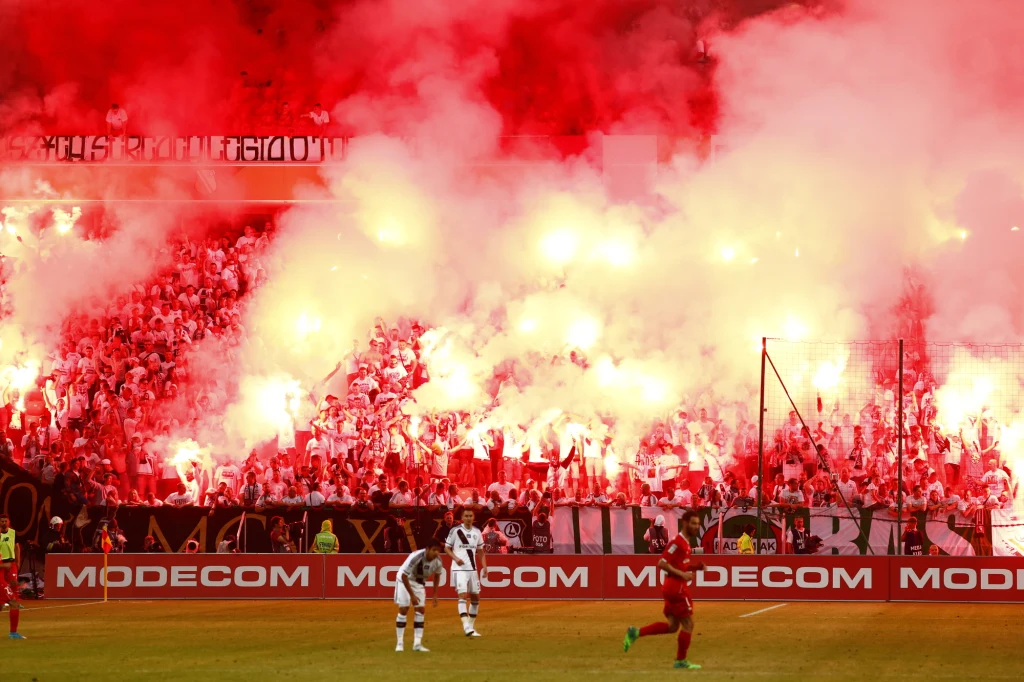 Do incydentu z pseudokibicami Legii doszło po przegranym meczu z Lechem Poznań (0-3)