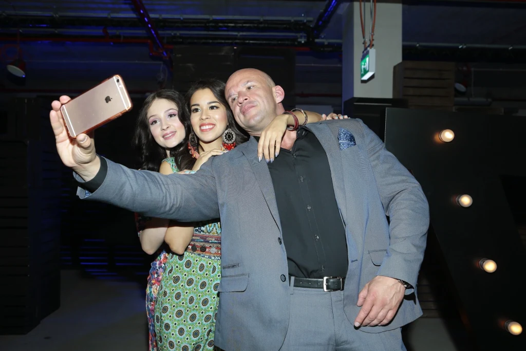 Tomasz Oświeciński zmienia otoczenie, wchodzi do oktagonu.