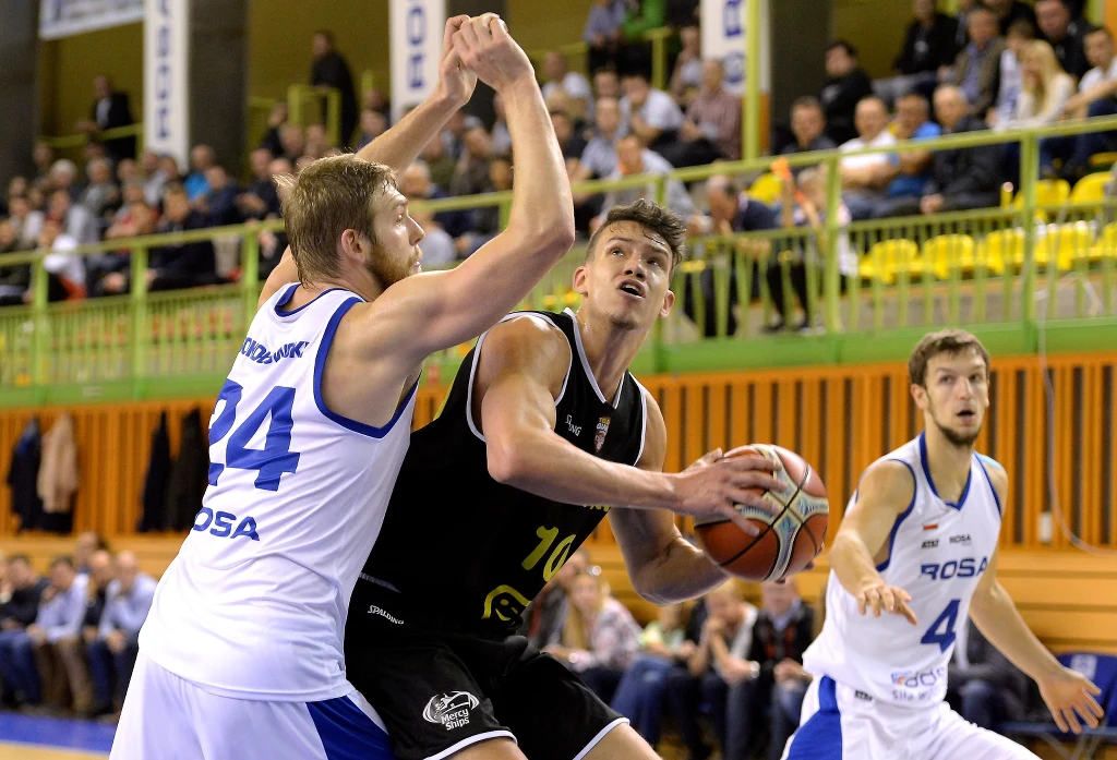 Koszykarz Rosy Radom Michał Sokołowski (L) i Hans Vanwijn (C) z Telenetu Giants Antwerp Koszykarz Rosy Radom Michał Sokołowski (L) i Hans Vanwijn (C) z Telenetu Giants Antwerp