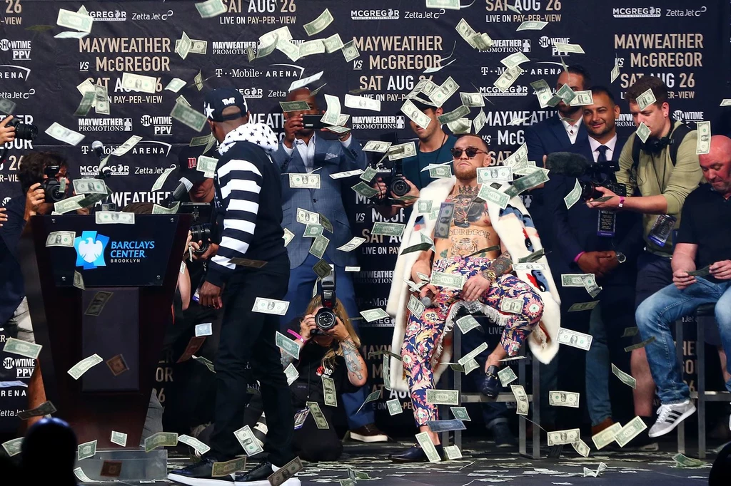 Floyd Mayweather Jr lubi popisywać się swoim bogactwem Floyd Mayweather Jr lubi popisywać się swoim bogactwem