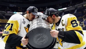 Jewgenij Małkin i Sidney Crosby z Pucharem Stnaleya