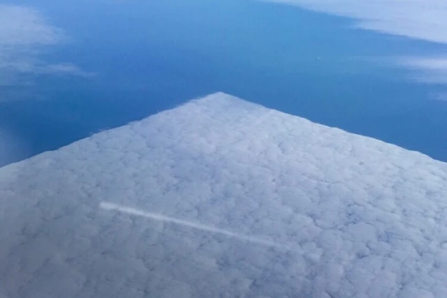 Nietypowa chmura widziana z pokładu samolotu Nietypowa chmura widziana z pokładu samolotu