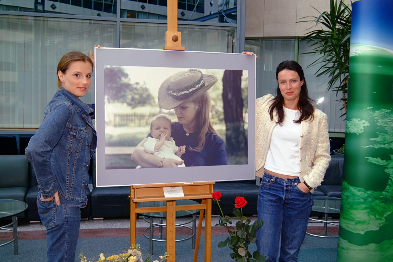 Wiktora Padlewska (L) jest córką Beaty Tyszkiewicz i architekta Jacka Padlewskiego. Jej przyrodnią siostrą jest starsza o 10 lat Karolina Wajda (P).